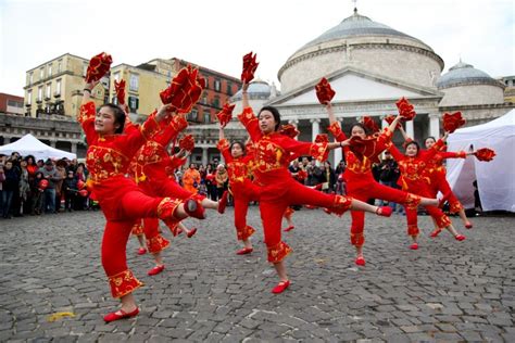 Capodanno Cinese Folla In Piazza Del Plebiscito Per La Danza Del