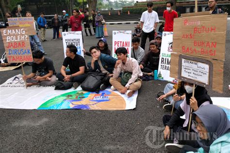 Walhi Jabar Gelar Aksi Hari Lingkungan Hidup Sedunia Foto