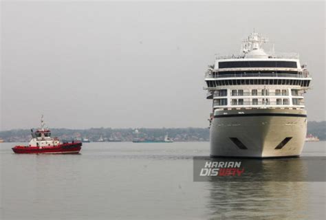 Kapal Pesiar Viking Orion Tiba Di Kota Surabaya