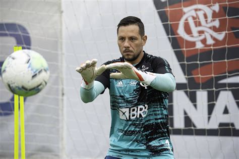 Diego Alves pode ser reforço do Flamengo no duelo contra o Goiás