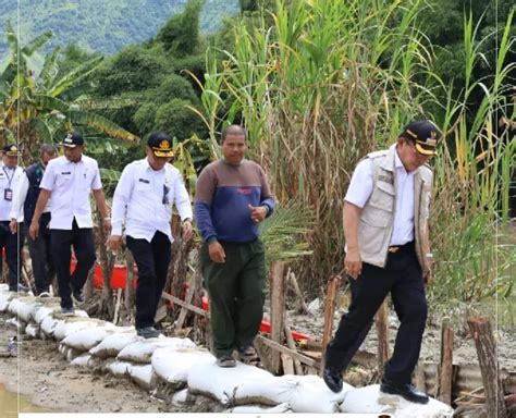 Wako Pantau Pembersihan Sungai Dan Jalan Rusak Tanah Kampung Berita