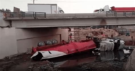 Cisterna se despista y cae al río desde el nuevo