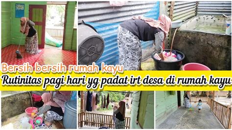 Rutinitas Pagi Hari Irt Yang Hidup Di Desa Bersih Bersih Rumah Kayu