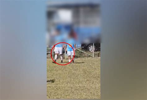 Video Jugador saca pistola en medio partido de fútbol y amenaza a