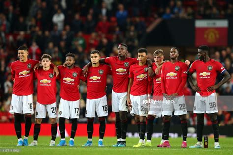 The players of Manchester United stand for the penalty shoot out ...