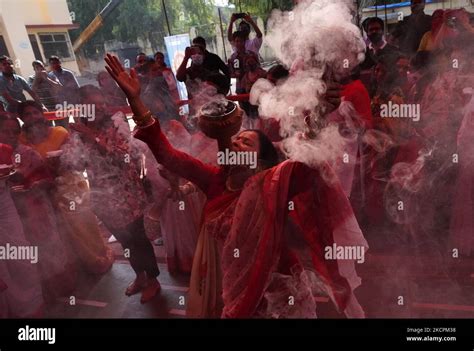 Traditional Dhunuchi Naach Hi Res Stock Photography And Images Alamy