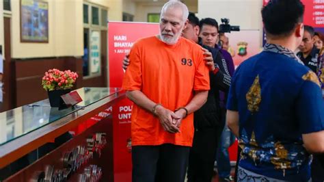 Potret Aktor Senior Pierre Gruno Pakai Baju Tahanan Nomor 93 Dengan