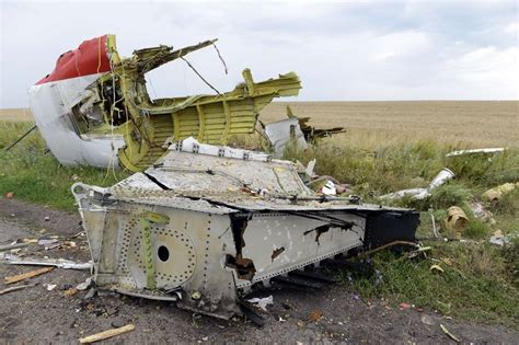 Ucrania acusa a los prorrusos de llevarse cuerpos del avión derribado