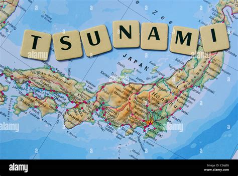 Tsunami escrito en un mapa de Japón Fotografía de stock - Alamy