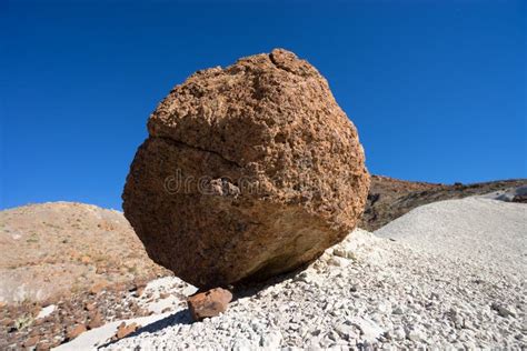 Le Rocher Rond S Est Tenu Par Une Roche Sur La Pente Image Stock