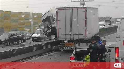 Colisão entre camião e carros congestiona trânsito na A1 em Vialonga