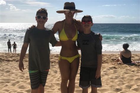 Britney Spears na plaży w bikini Wygląda sami zobaczcie ESKA pl