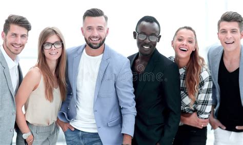 Grupo De Personas Feliz Que Se Coloca En Fila Sobre El Fondo Blanco