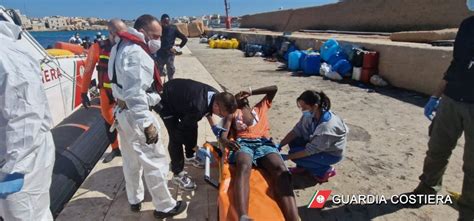 Migranti Raffica Di Sbarchi A Lampedusa Recuperato Un Cadavere