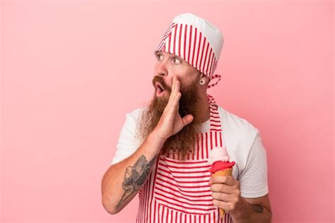 Joven Pelirrojo Cauc Sico Con Barba Larga Sosteniendo Un Helado Aislado