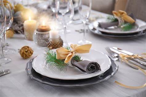 Mesa Servida Para La Cena De Navidad Foto Premium