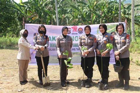 Humas Polda Gorontalo Tanam Pohon Serentak Dalam Rangka Hut