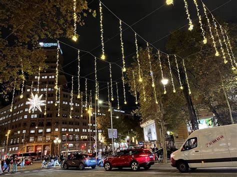 Barcelona S Illumina Amb L Encesa Dels Llums De Nadal