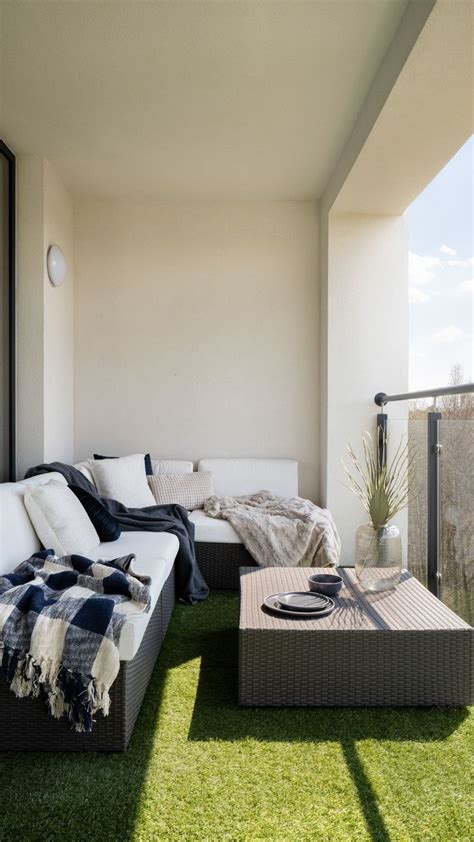 Fake Grass Balcony Ideas | Fake grass balcony, Apartment patio decor ...