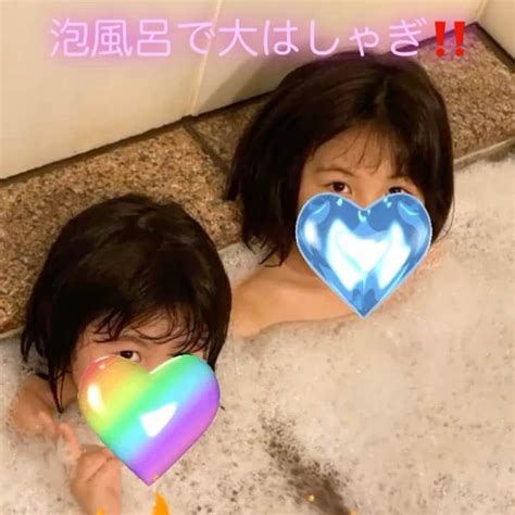 水元秀二郎さんのインスタグラム写真 水元秀二郎instagram 「旅から戻ると愛娘が飛んで来た（笑） お土産のお菓子と泡風呂を見せると