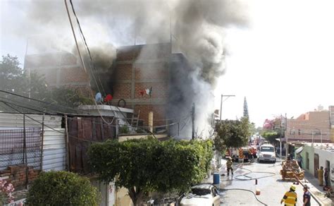 Incendio deja dos bomberos y un civil lesionados en León