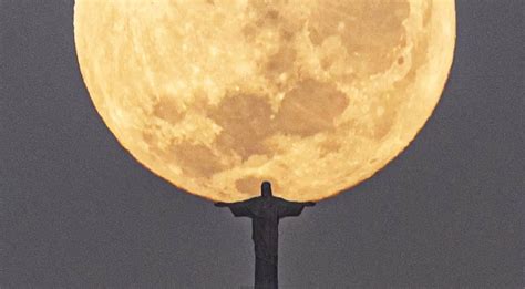 Lua De Morango Sobre O Cristo Redentor Viraliza Na Internet