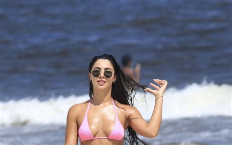 Ex De Kevinho Gabriela Versiani Se Refresca No Mar Da Barra Da Tijuca