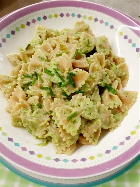 Farfalle Integrali Con Pesto Di Zucchine Pisellini E Caprino