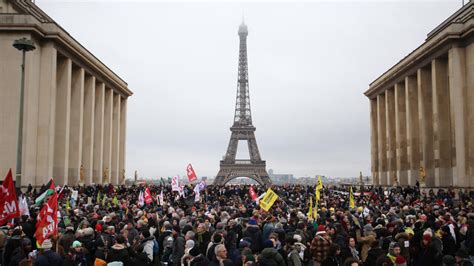 Des Dizaines De Milliers De Manifestants Dans Toute La France Demandent