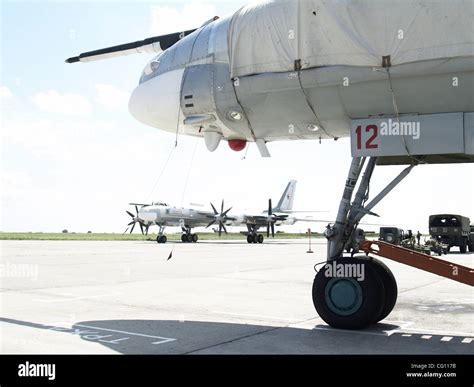 La Fuerza Aérea rusa bombarderos estratégicos Tu 95MS en la base aérea