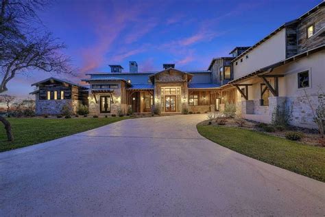 A Fresh Farmhouse Designed With Reclaimed Timbers In Texas Hill Country