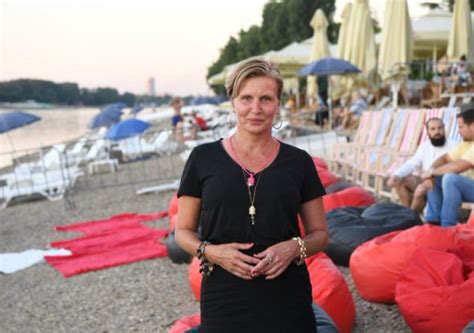 LEPOTICA JUGOSLAVIJE Nataša iz Žikine dinastije uslikana na plaži u 53