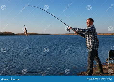 Pescador Capturando Peces Con Vara En La Orilla Del R O Foto De Archivo