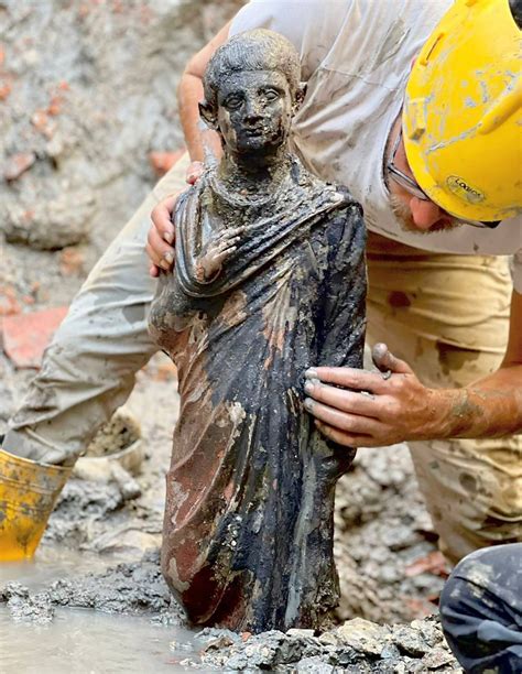 Italia Saca Del Barro Un Tesoro De Estatuas Romanas Y Etruscas