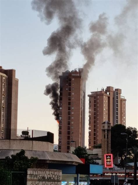 V Deo Espectacular Incendio En Una Torre De Benidorm Visible En Toda