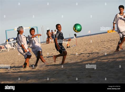 Kinder Spielen Fußball Auf Die Copacabana Rio De Janeiro Brasilien