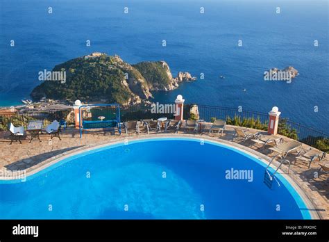 Vue De La Piscine Du Golden Fox Hotel Sur La Baie De Paleokastritsa