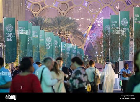 I Partecipanti Camminano Su Al Wasl Avenue L Ultimo Giorno Della Cop