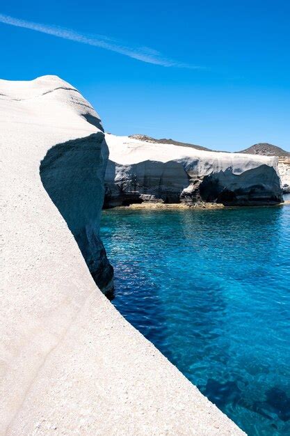 Praia De Sarakiniko Na Ilha De Milos C Clades Gr Cia Penhascos E