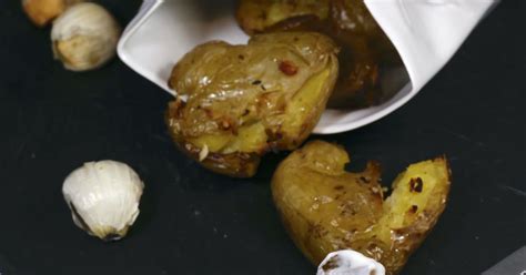 Pommes de terre tapées au four et crème fouettée aux herbes recette