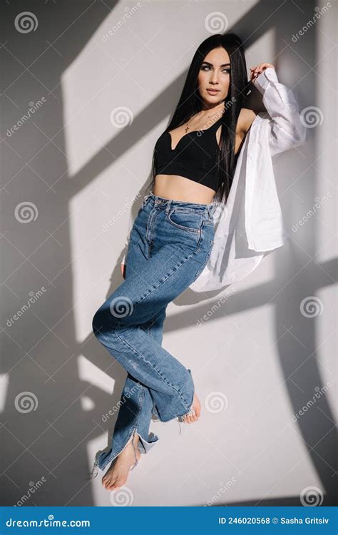 Jolie Femme Pieds Nus En Studio Belle Brunette Fille En Noir Sujet Avec Chemise Blanche Et