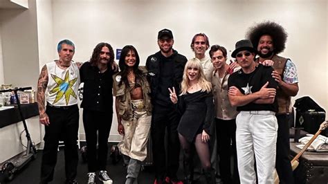 Steph Curry Sube Al Escenario Para Cantar En El Concierto De Paramore