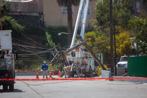 Tráiler derriba varios postes y huye al dejar sin luz a la zona