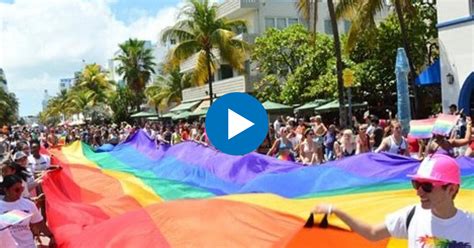 Miles De Personas En El Desfile Del Orgullo Gay De Miami Beach