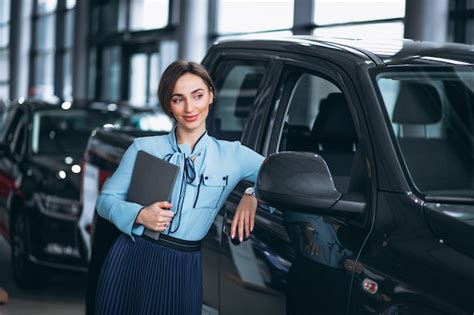 Vendedor De Sexo Femenino En Una Sala De Exposici N Del Coche Foto Gratis