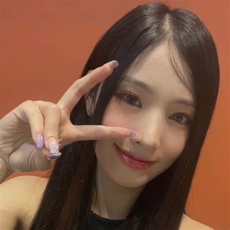 Choi Yunjin Jinni Nmixx Selca Icon Pfp Kpop In 2022 Kpop Girl Groups Divine Feminine Girl Group