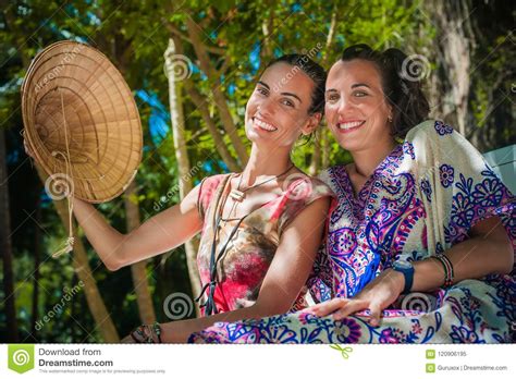 Duas Amigas Felizes Que Sorriem E Que Apreciam Na Praia Imagem De Stock