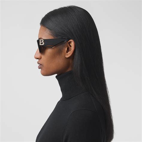 B Motif Rectangular Frame Sunglasses With Chain In Black Women