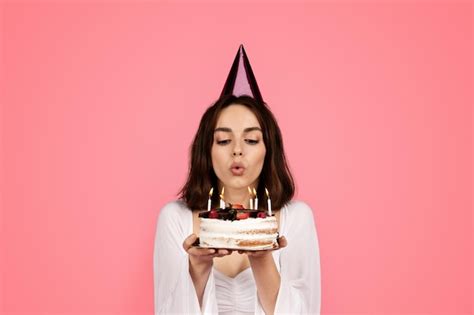 Premium Photo Smiling Young European Lady In Hat Hold Cake Blowing