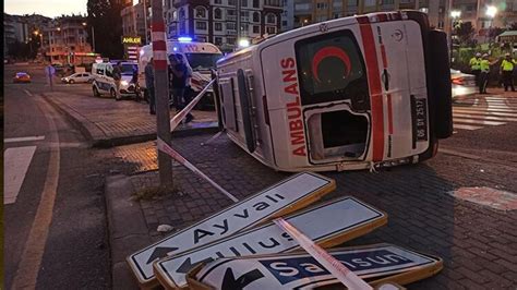 Hasta taşıyan ambulans ile otomobil çarpıştı 3 sağlık çalışanı hafif